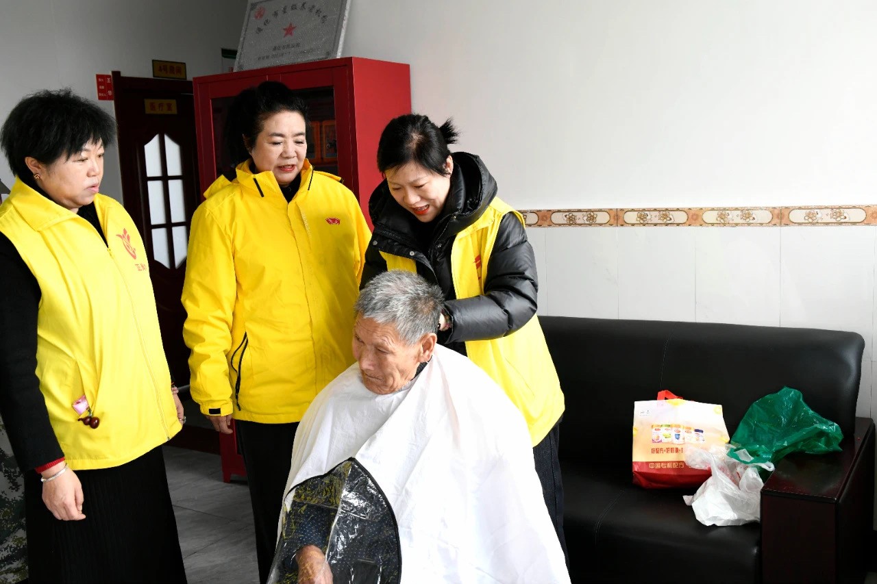 通化市妇联开展“巾帼志愿关爱行”主题活动